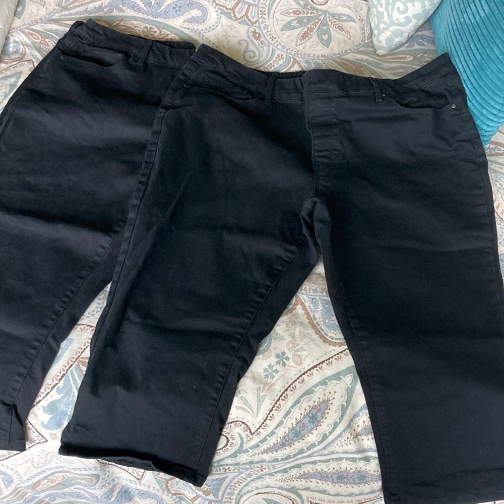 TWO PAIRS Croft and Barrow 2024 Modern Pull-on Denim Capris size 18!!